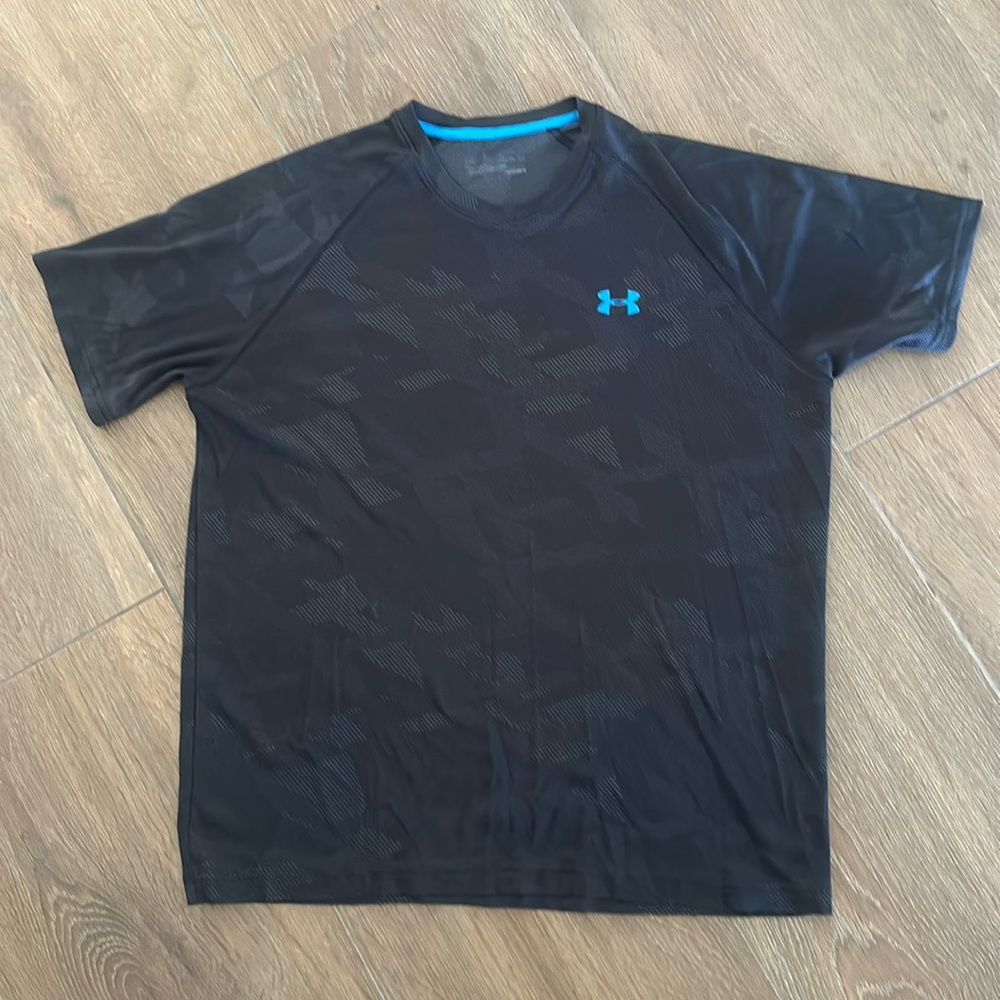 Under Armour Men's tee shirt.